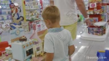 父母和孩子走在超市和玩具<strong>炊具</strong>吸引男孩的注意力好奇的孩子玩玩具